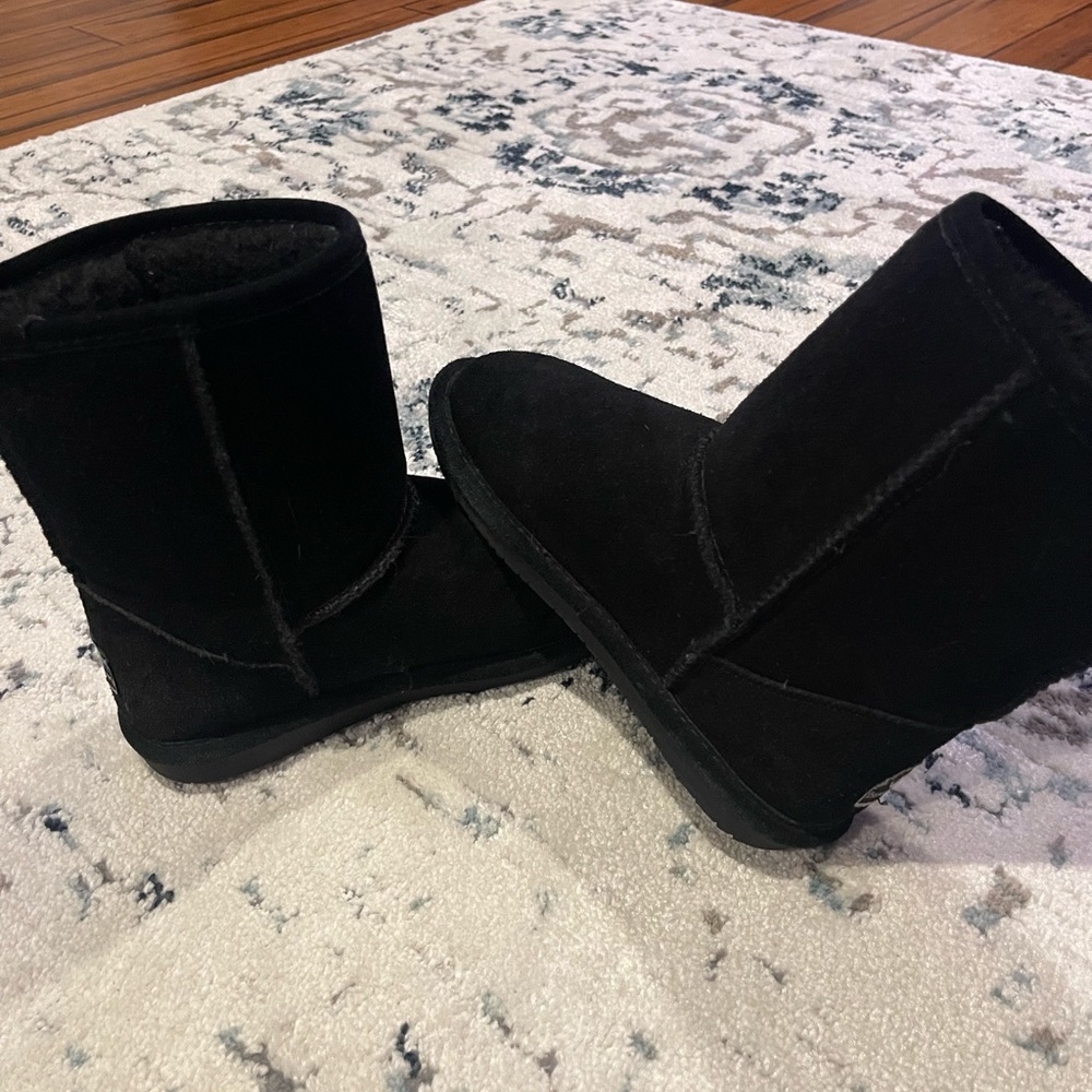 LIKE NEW WORN ABOUT 2-4 times. YOUTH BOYS SIZE 3 black Bearpaw sued boots